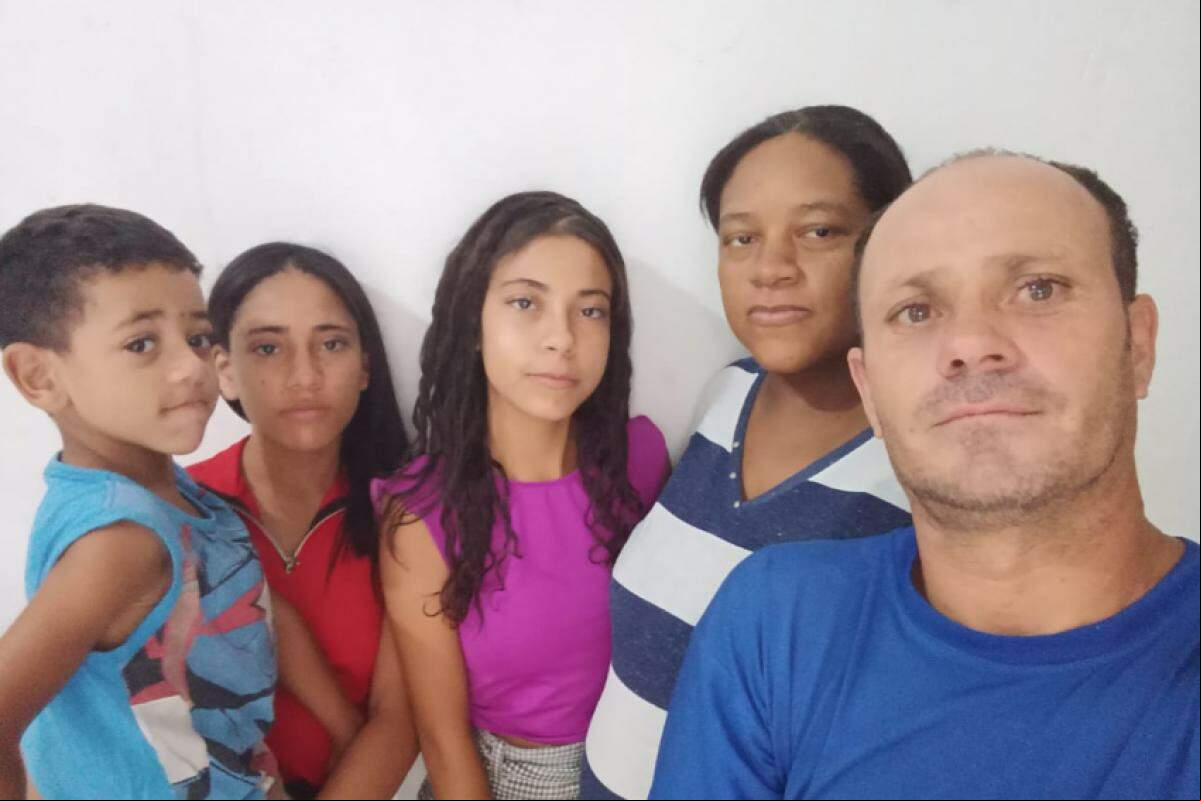 Juliana com seus três filhos e marido: grávida de gêmeos siameses