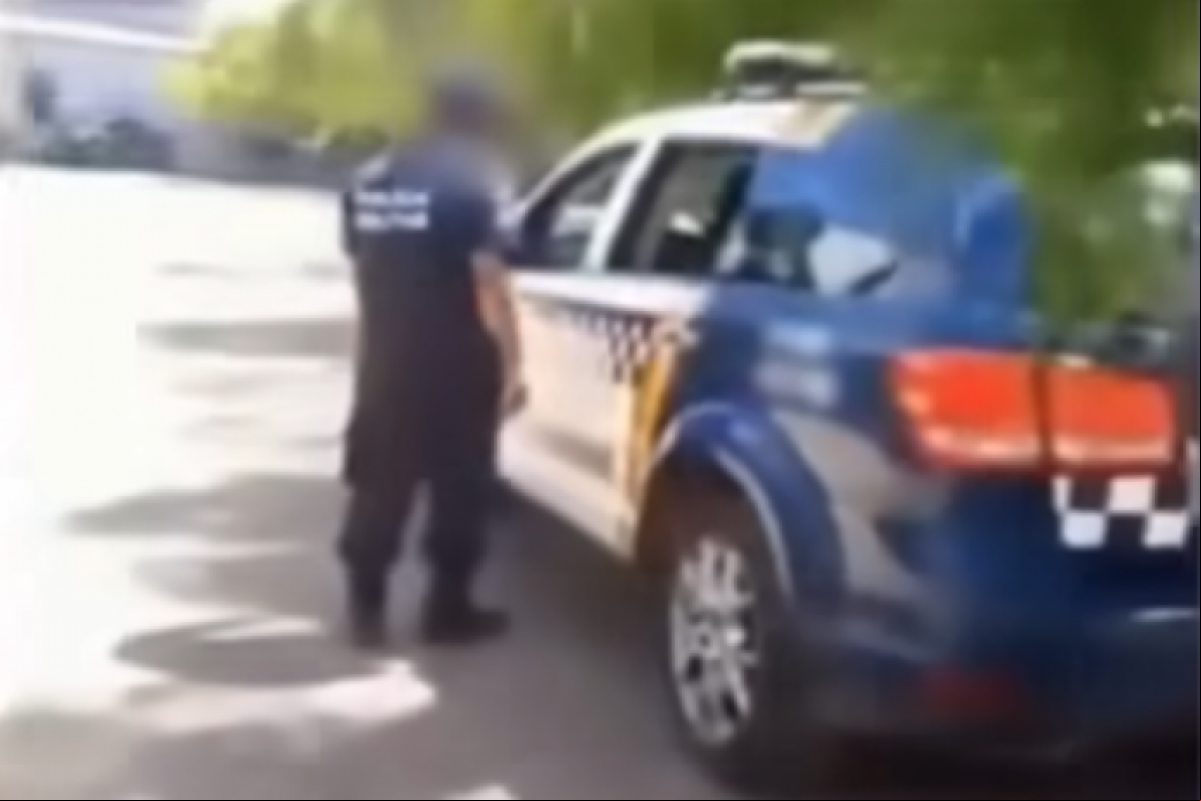 O travesti diz na filmagem que participou de uma “festinha” com dois policiais militares.