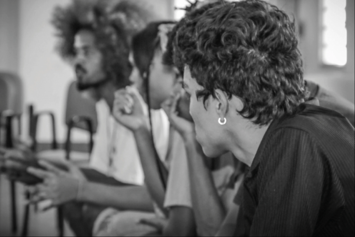 Baixa escolaridade, pouca experiência e a dificuldade em conciliar trabalho e estudo têm dificultado a entrada dos jovens no mercado.