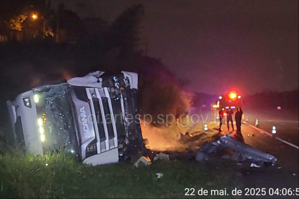 Acidente deixou uma pessoa ferida; CETESB e Polícia Científica acompanham operação na Rodovia Adhemar de Barros (SP-340).
