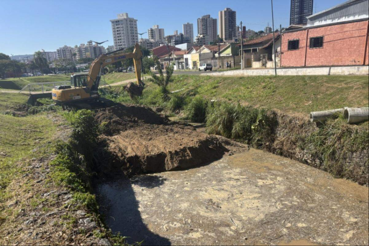 Trabalho busca reduzir risco de enchentes com remoção de 400 toneladas de sedimentos.