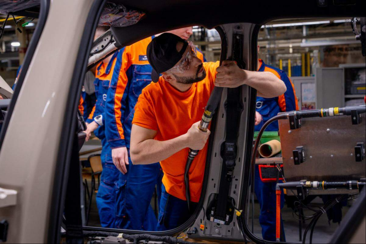 A Volvo, controlada pela chinesa Geely, conta atualmente com cerca de 42,6 mil funcionários em tempo integral.
