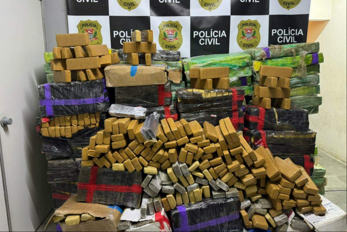 Motorista paraguaio foi preso em flagrante após escolta até Campinas; entorpecente estava escondido em carga de grãos e seria distribuído na região.