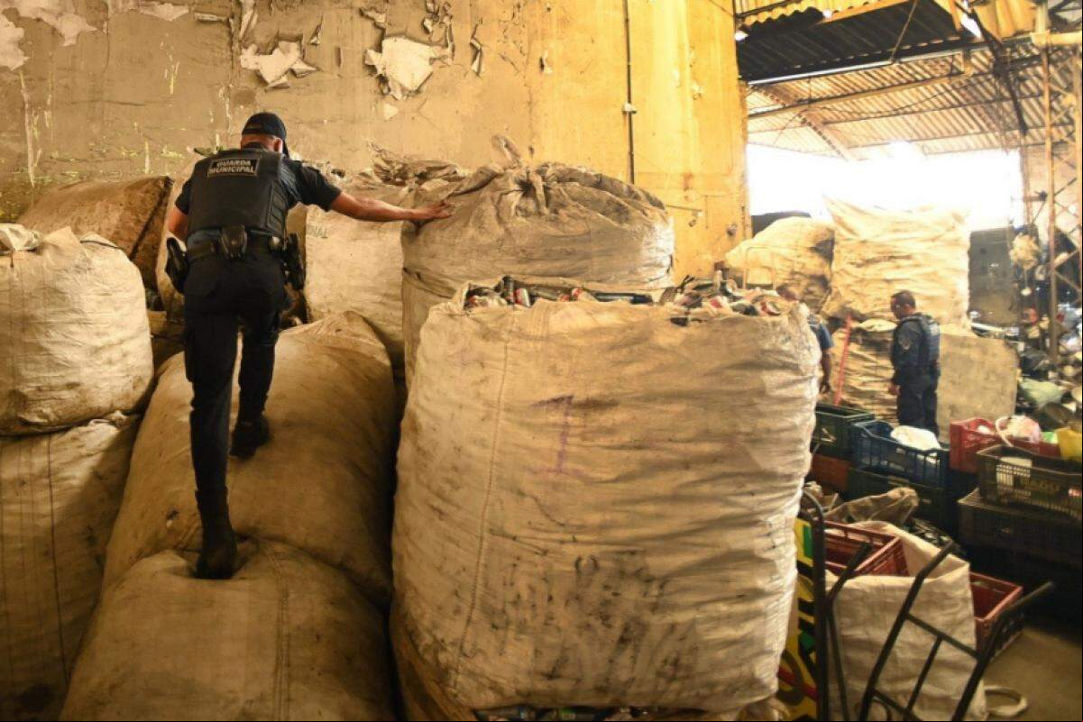Primeira operação do CIM vistoriou 84 locais e recolheram armas, drogas e fiação furtada.