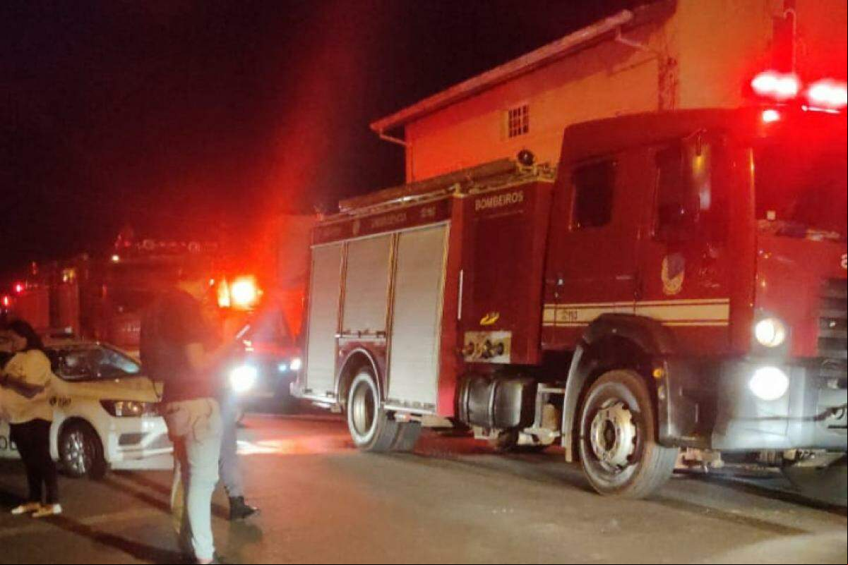Corpo de Bombeiros atendendo à ocorrência