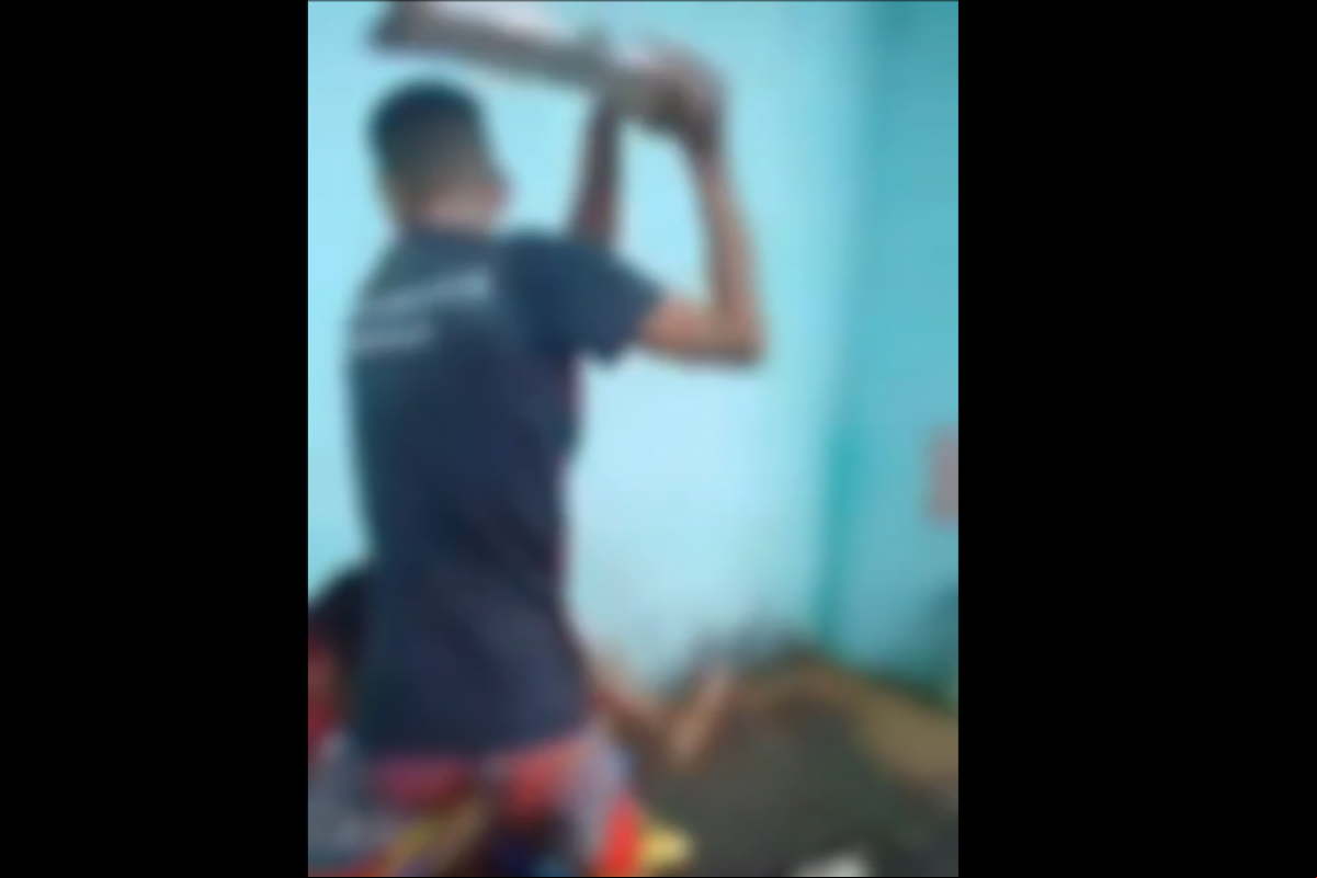 Os agressores alegam que 'talarico é sem ideia' para justificar a violência.