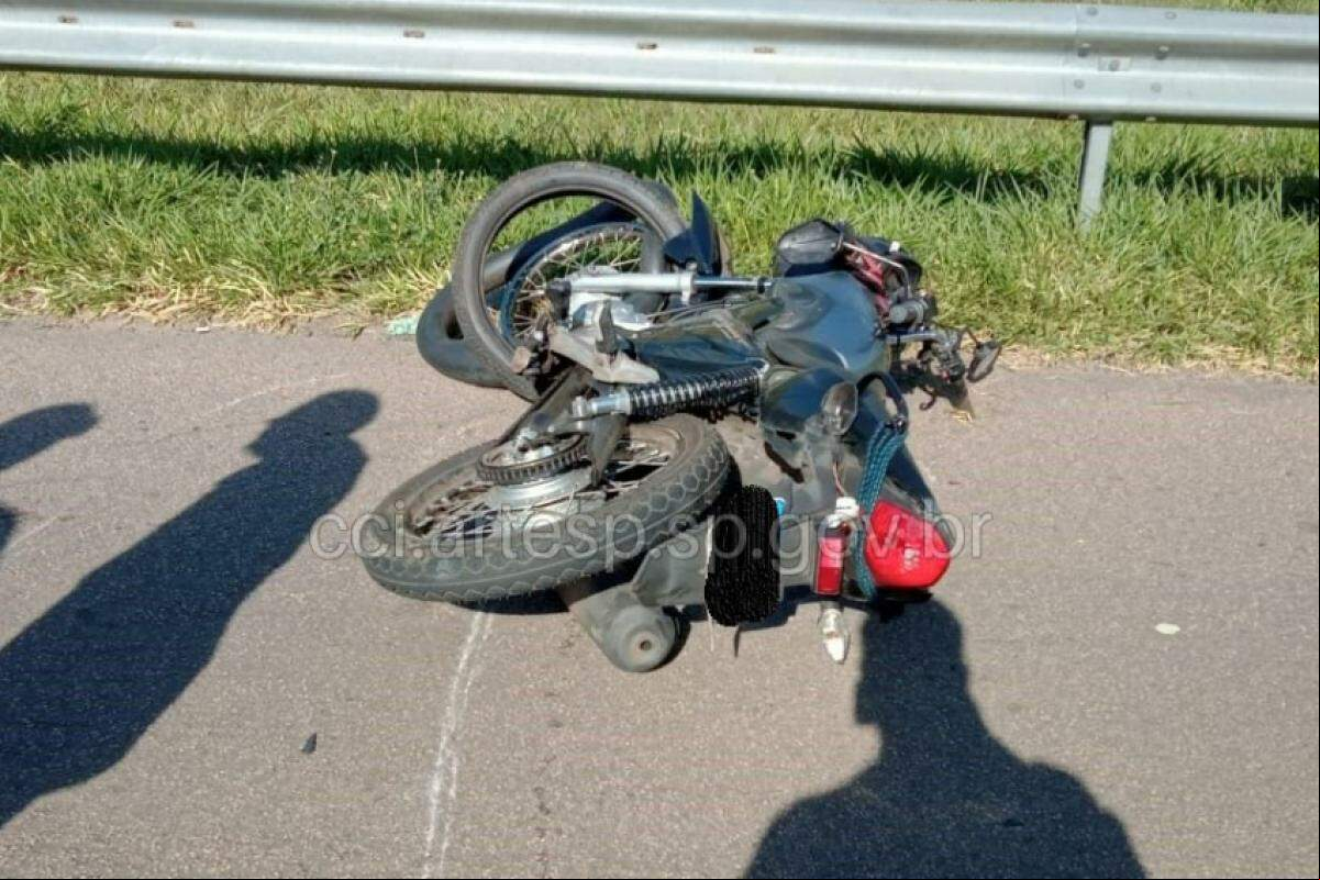 Moto bateu em carro e os ocupantes foram arremessados; vítima foi atropelada por outro veículo que não conseguiu desviar.