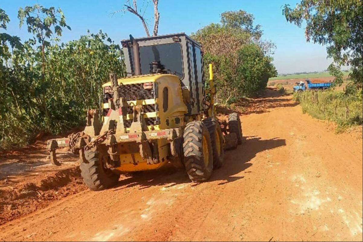 Trabalhos incluem nivelamento de ruas, tapa-buracos e limpeza de áreas públicas