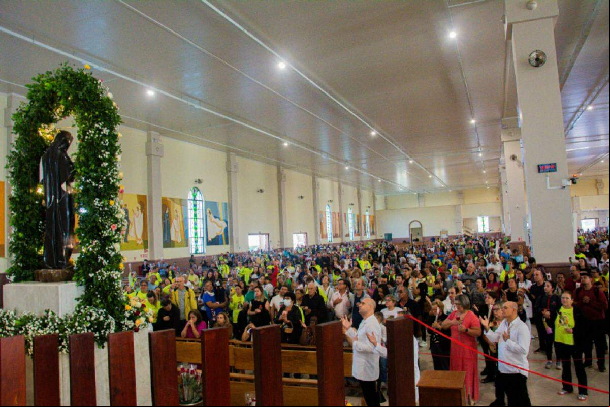Fiéis durante celebração no santuário dedicado à santa