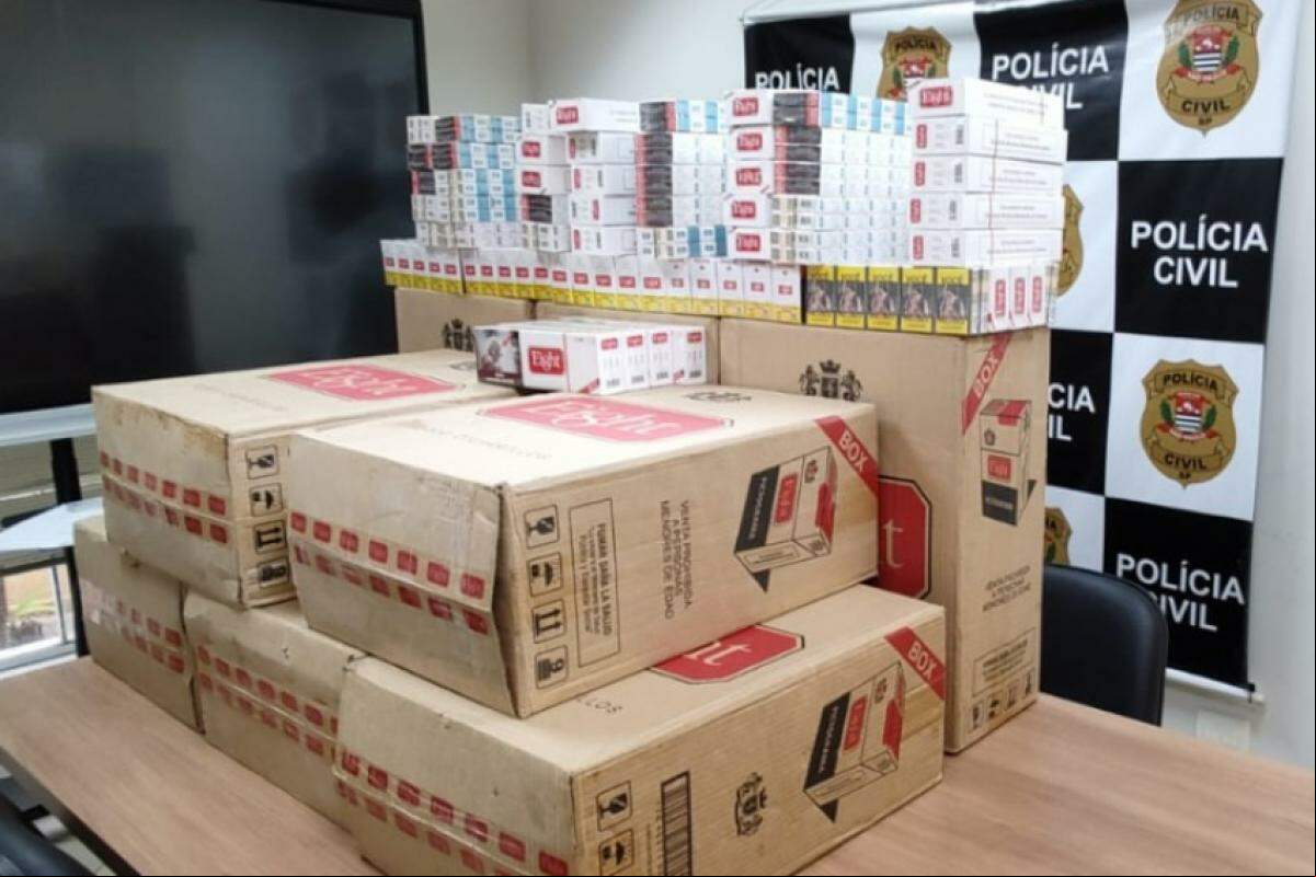 Os cigarros foram apreendidos e apresentados na delegacia.