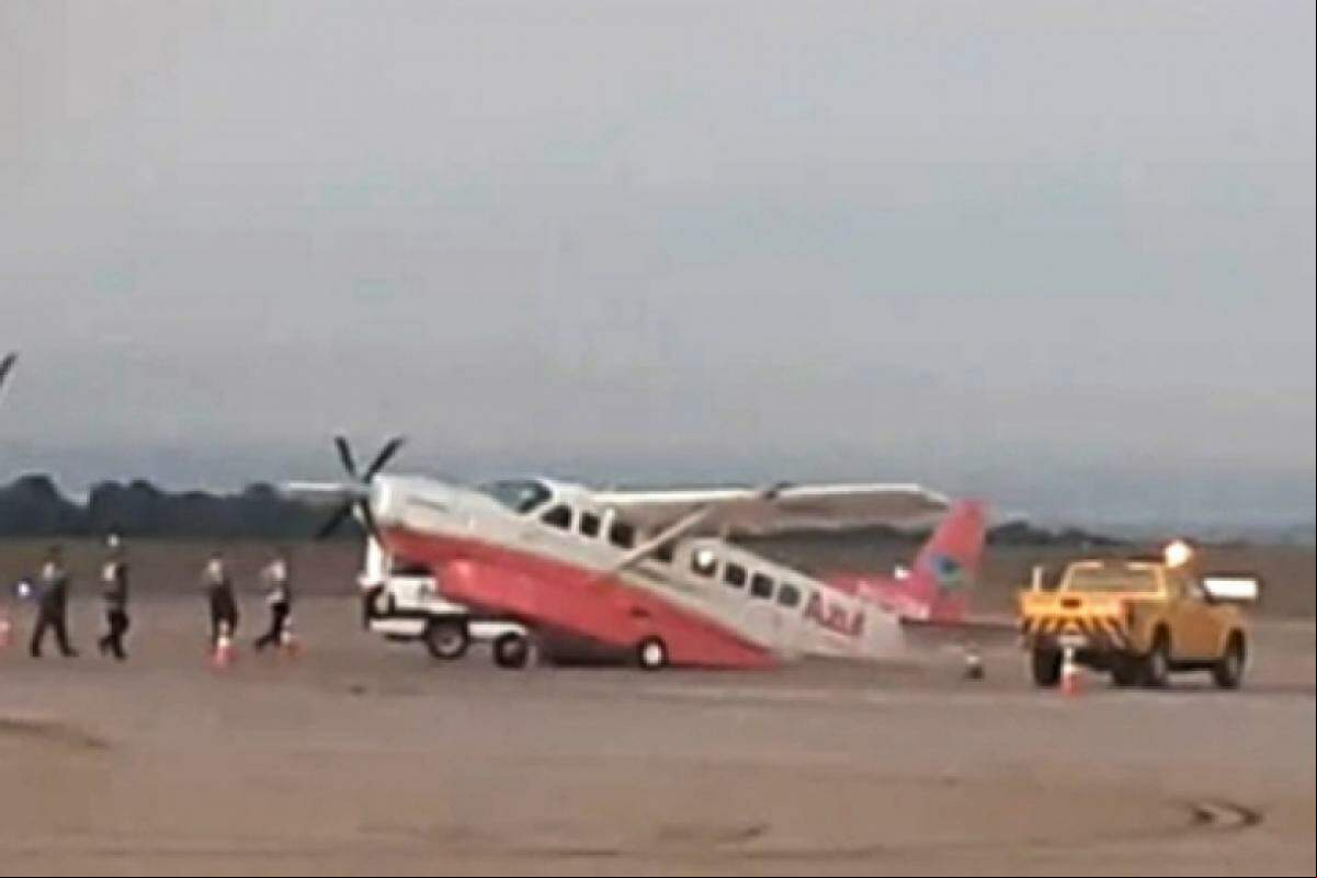 O acidente aconteceu durante embarque de ageiros e colocação de bagagem no aeroporto.