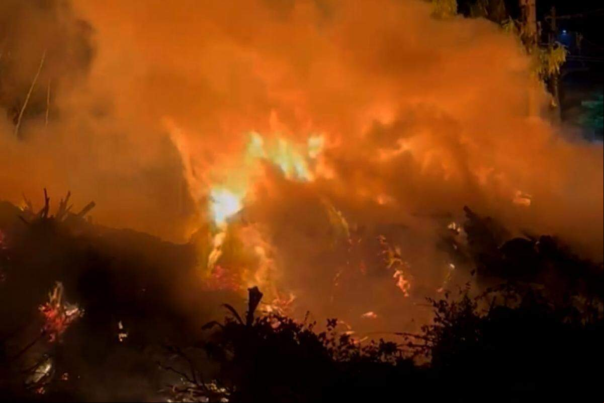 Fogo atingiu resíduos de madeira