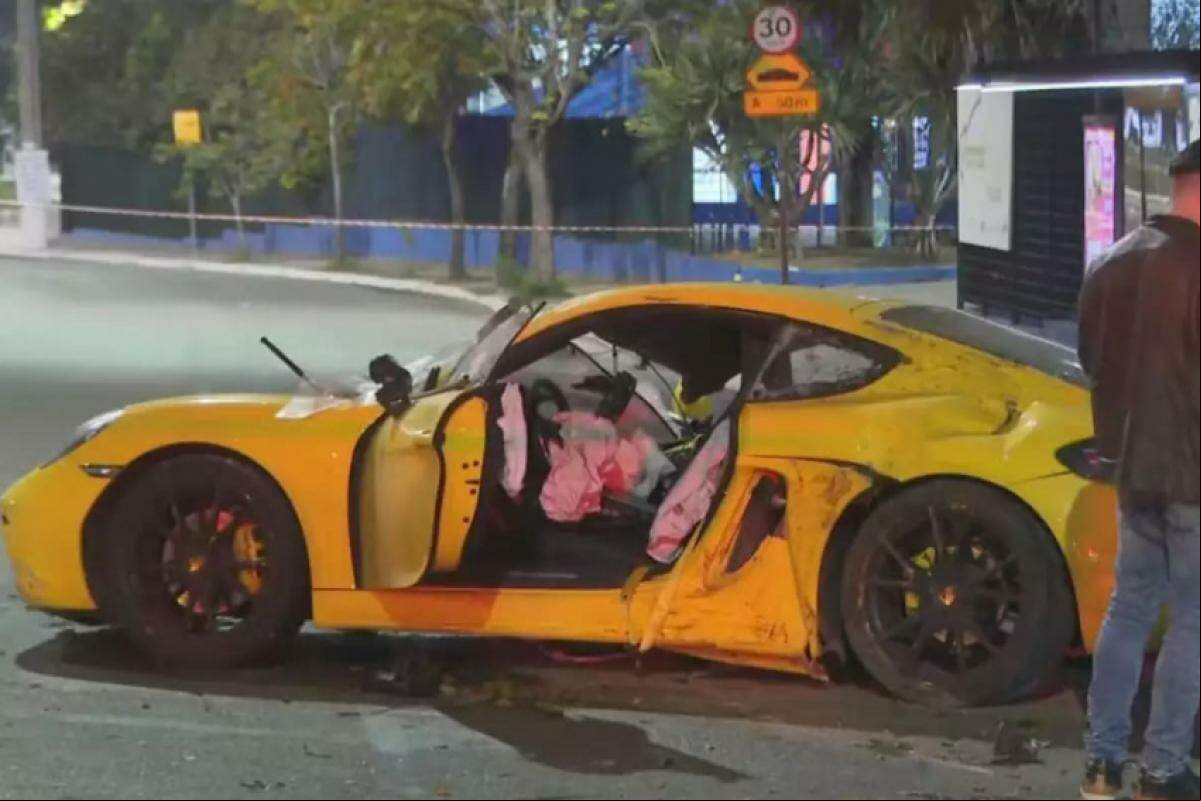 Porsche amarelo envolvido em acidente