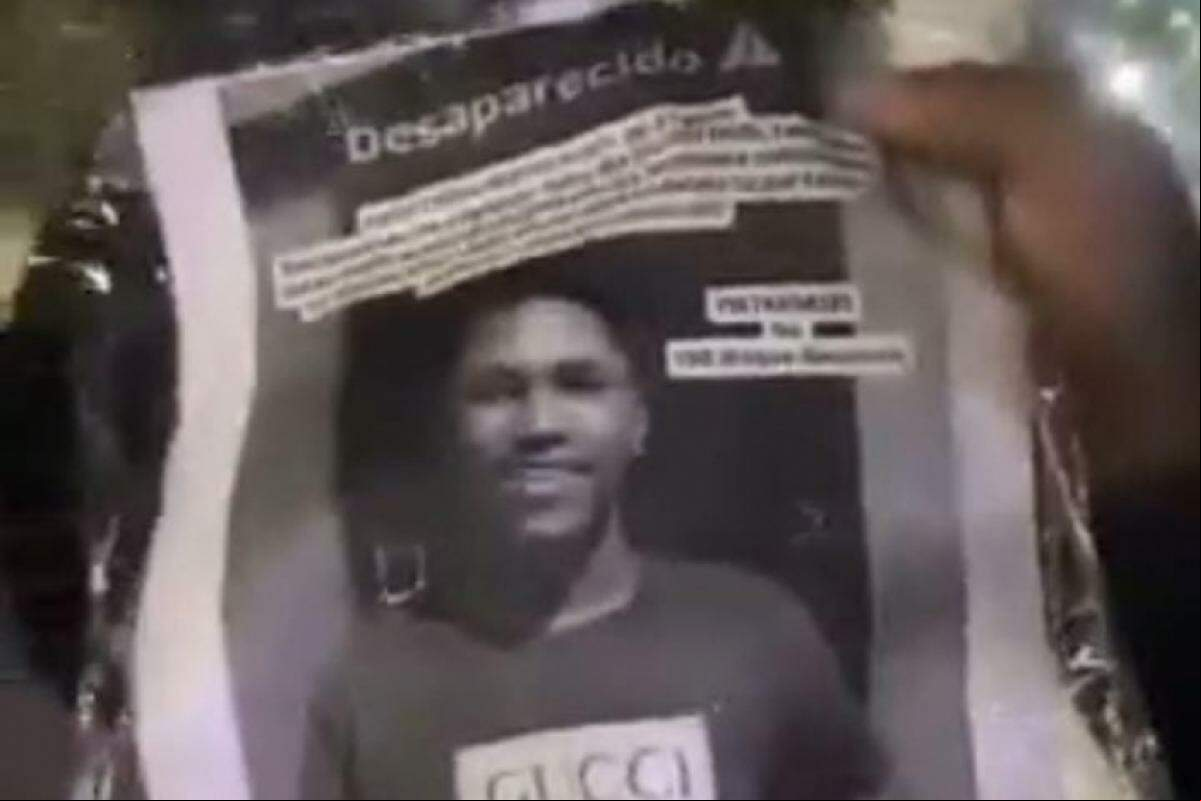 As mulheres arrancaram os cartazes e brincaram com a situação