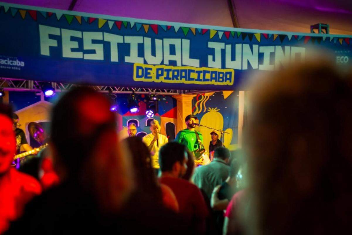 Shows ao vivo com artistas locais e regionais fazem parte da programação