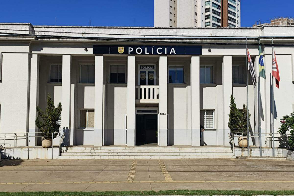 Mulher afirma ter sido injustamente acusada de roubo de joias de um cofre que ou a pedido do médico para quem trabalhava