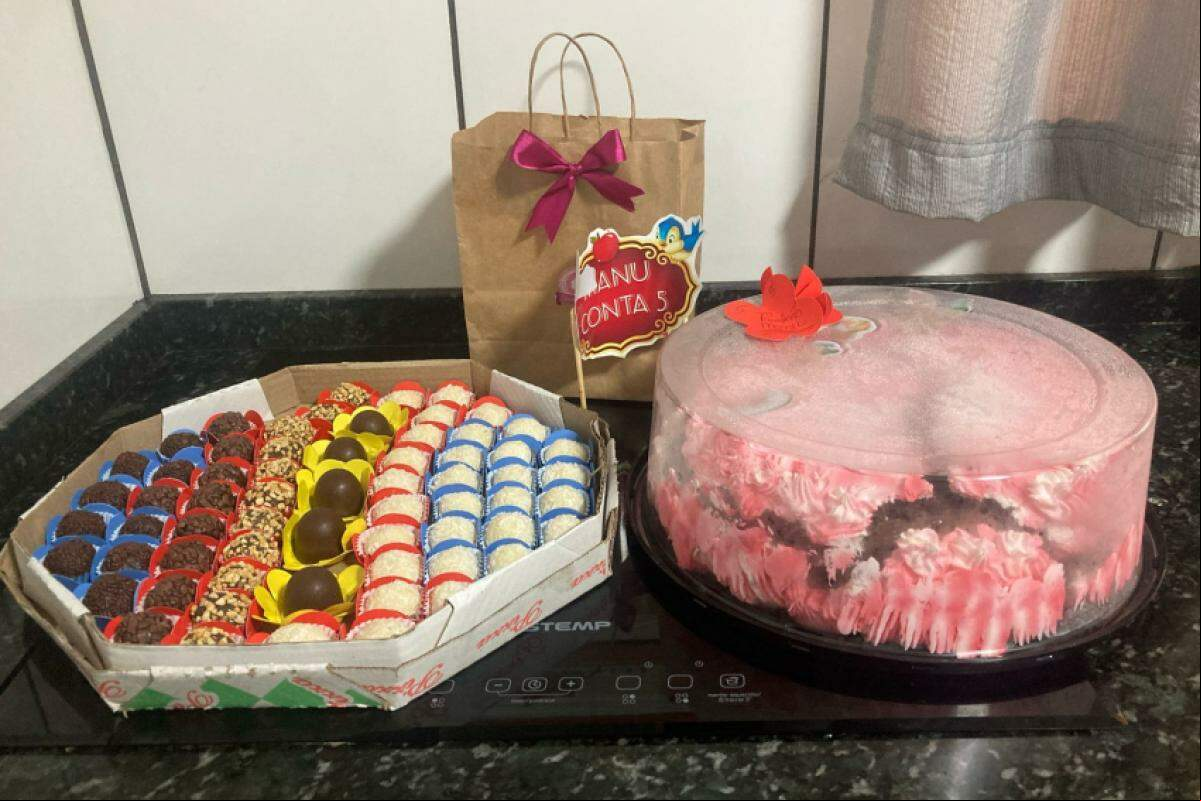 Bolo e doces para a festa, que terminou em tragédia