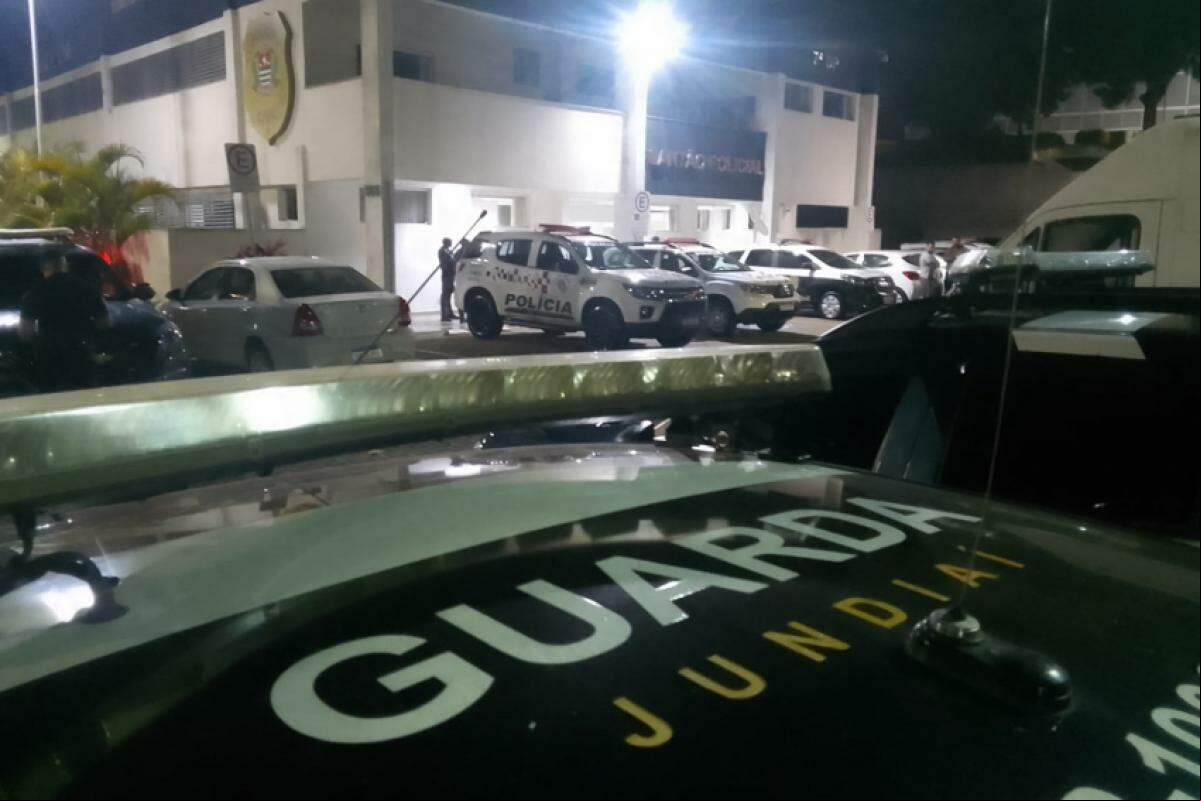 Os guardas o conduziram ao Plantão Policial, onde ele foi preso