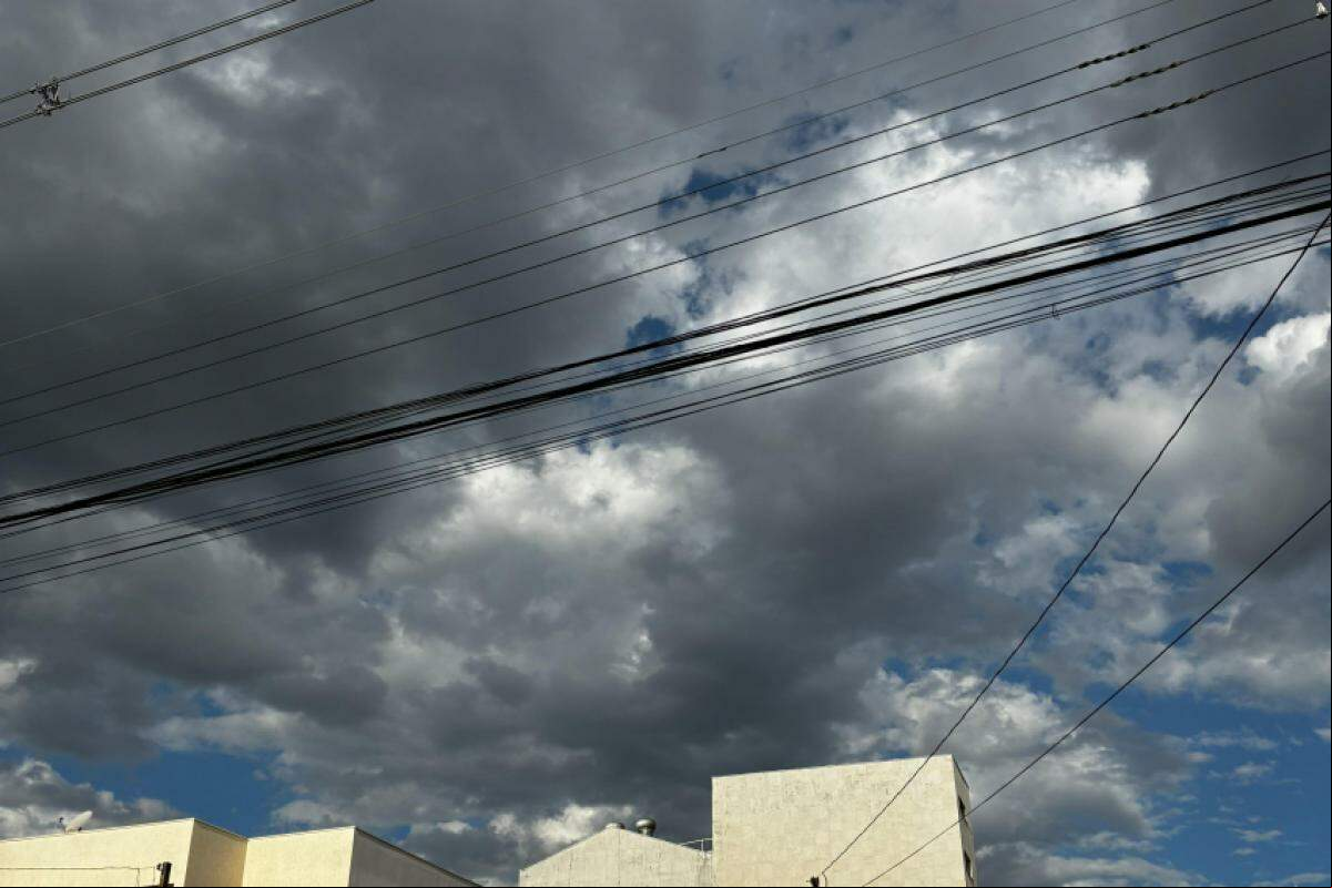 Céu com nuvens visto da região central de Franca