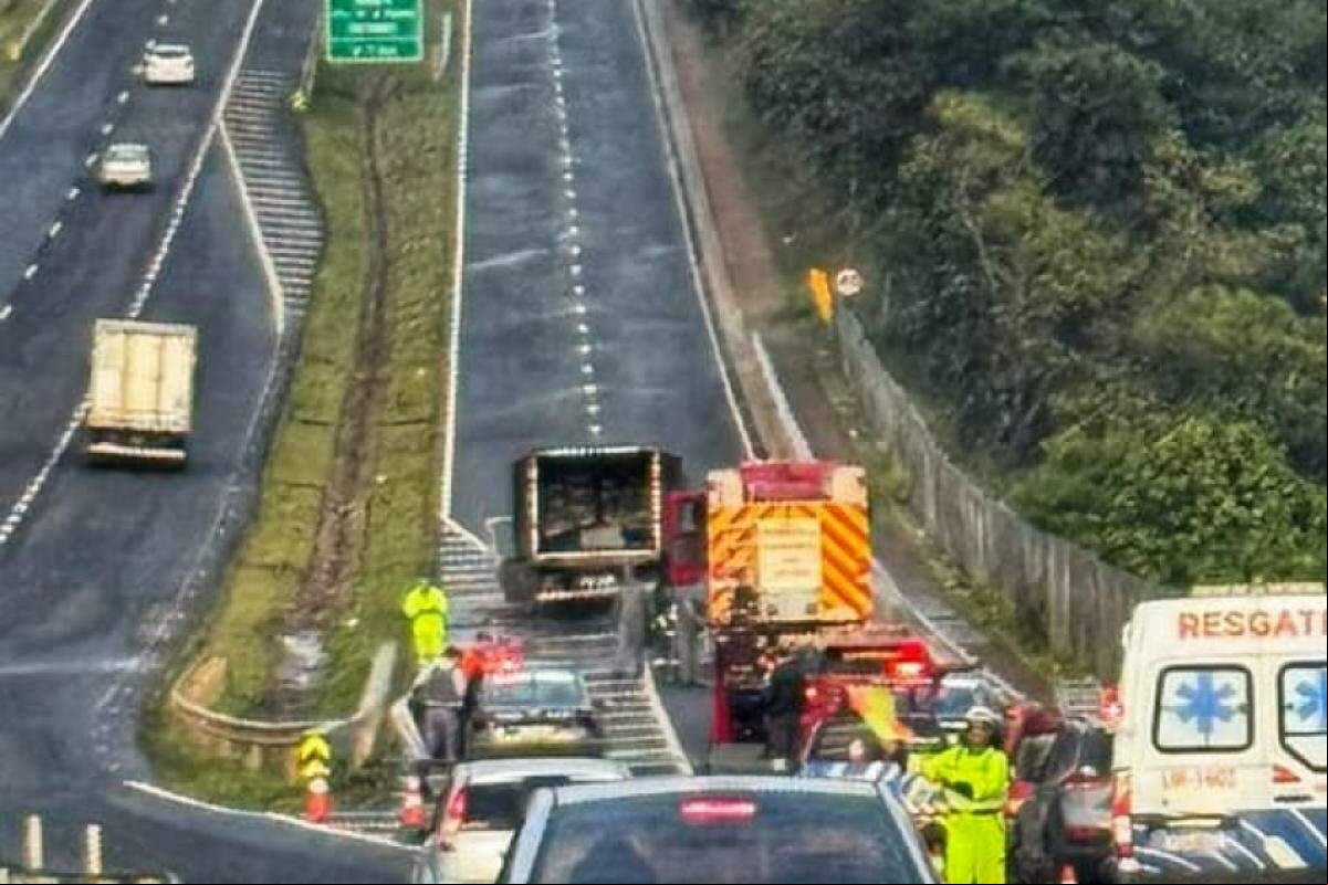 Trânsito foi interditado pelo caminhão que ficou destruído