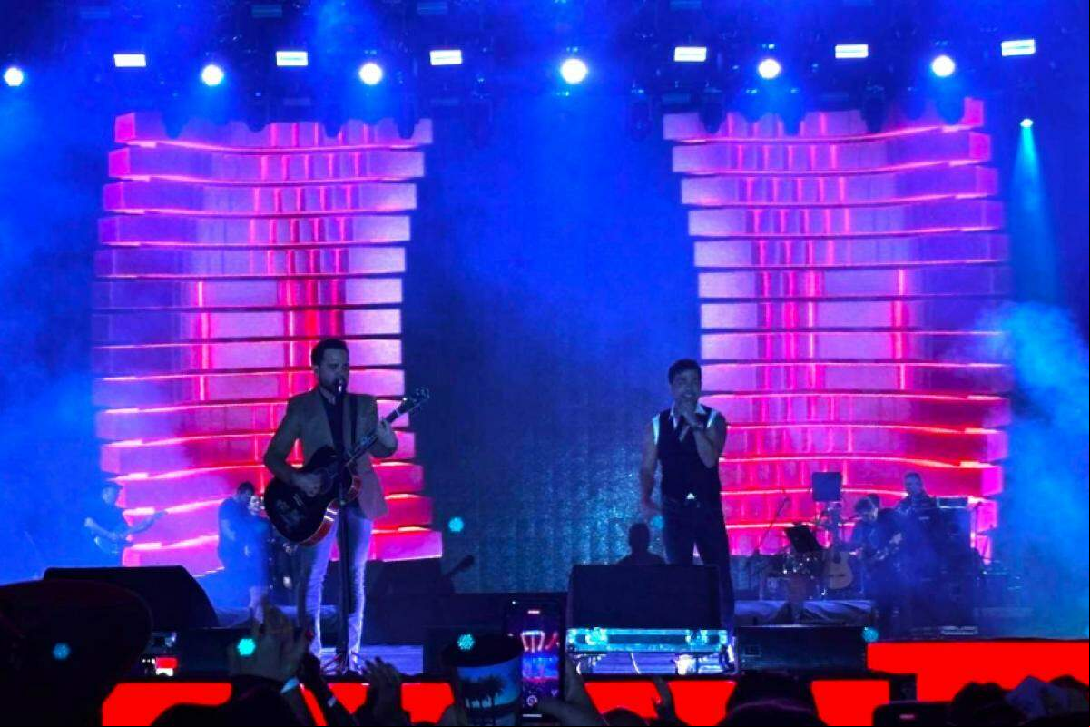 Zezé Di Camargo & Luciano abriu o show com o clássico 'No dia em que eu saí de casa'