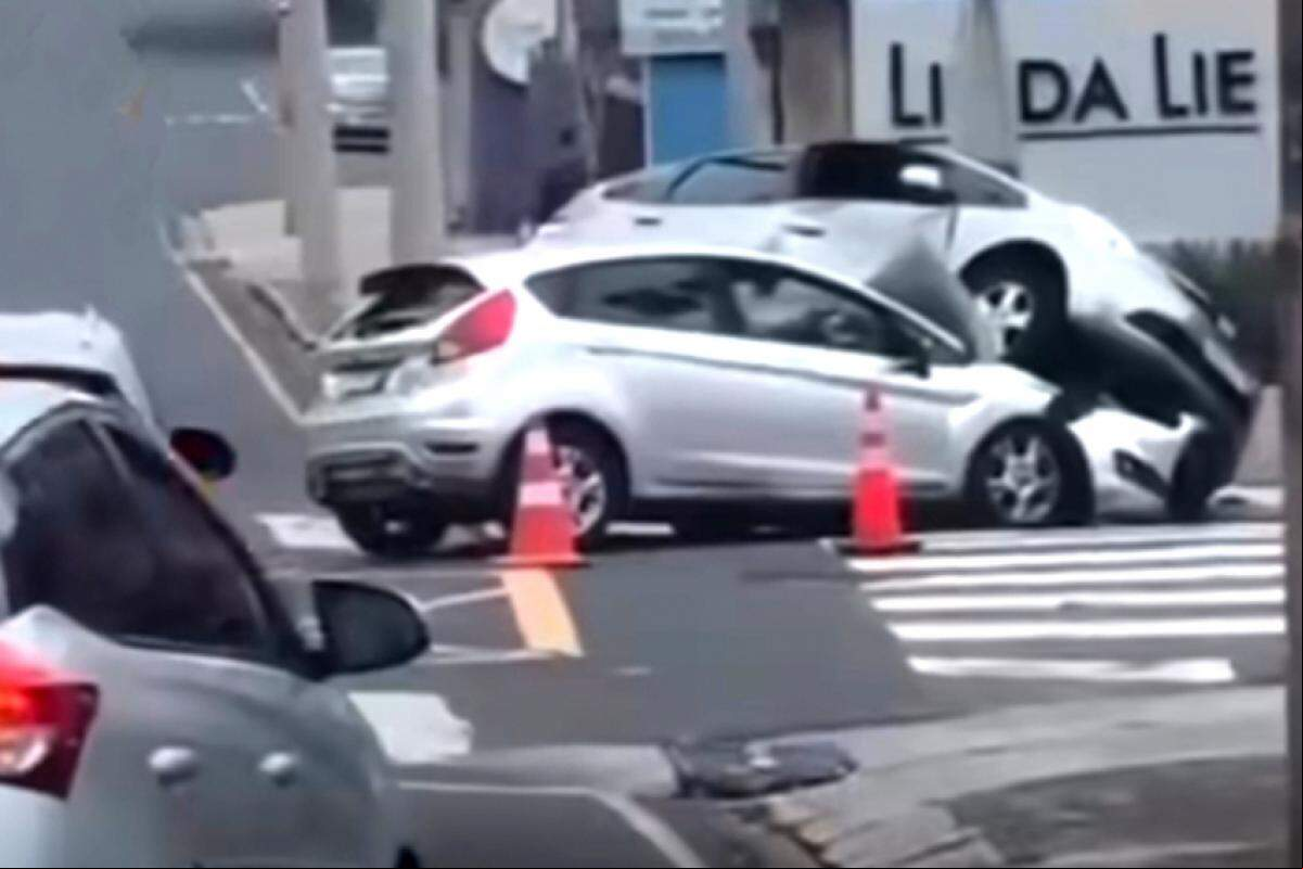 Um pessoa ficou ferida na grave colisão no cruzamento semafórico entre as ruas Santa Cruz e Saldanha Marinho.