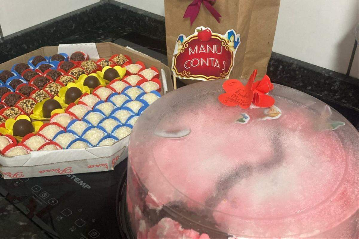 Bolo e doces para a festa, que terminou em tragédia